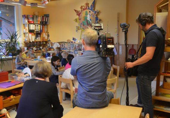 Das Filmteam vom NDR in der Kita der Emmaus-Kirchengemeinde. Foto: Andrea Hesse