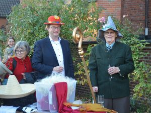 Kirchenvorsteher in ungewöhnlichem Outfit: Marko Balkenhol aus Godshorn und Friedhelm Sulfrian aus Fuhrberg.