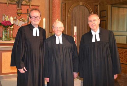 Professor Werner Merten (Mitte) mit Pastor Rainer Müller-Jödicke (links) und Landessuperintendent i. R. Dieter Zinßer nach dem Festgottesdienst in der Engelbosteler Martinskirche. Foto: Andrea Hesse