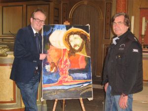 Norbert Papperitz brachte Pastor Rainer Müller-Jödicke für die Engelbostler Gottesdienste der Karwoche Bilder seines verstorbenen Bruders in die Martinskirche.