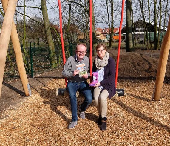 Kita-Leiterin Frauke Kiel und Pastor Rainer Müller-Jödicke aus Engelbostel sind stolz auf die ehrenamtlichen Fundraiser und Öffentlichkeitsarbeiter in der Kirchengemeinde, die unter anderem in Kinderstiefeln Geld sammeln und den Gemeindebrief erstellen.