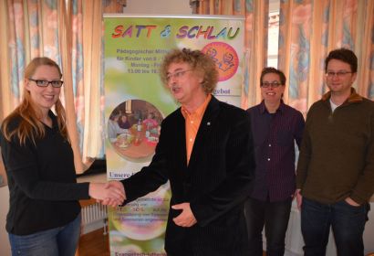 Auf gute Zusammenarbeit (von links): Therapeutin Anna Bock, Pastor Falk Wook, Diakonin Yvonne Lippel und Marko Balkenhol, Vorsitzender des Kirchenvorstandes. Foto: G. Gosewisch