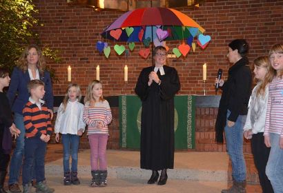 „Damit du beschirmt und behütet bleibst“: Einen bunten Schirm mit vielen herzlichen Wünschen schenkten die Kinder der Emmaus-Kita Isabell Schulz-Grave. Foto: Andrea Hesse