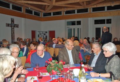 Das Thema des St. Petri-Forums „Auslaufmodell Friedhof?" stieß auf großes Interesse und sorgte für einen übervollen Gemeindesaal. (Foto: Renate Tiffe)