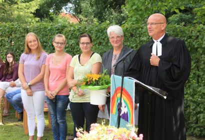 Superintendent Holger Grünjes (von rechts) begrüßt die neue Leiterin der Kindertagesstätte Brelingen, Beate Przybilla und deren neue Mitarbeiterinnen Lena Linne, Sarah Nielinger und Annika Steinfurth. Foto: Friedrich Bernstorf