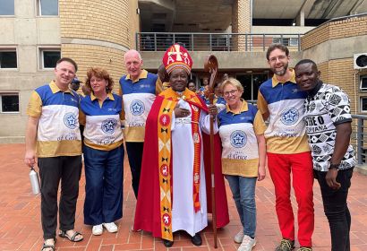 Die Delegation aus dem Kirchenkreis Burgwedel-Langenhagen mit Bischof Myaka und Ofentse aus dem Kirchenkreis Odi am Rande der Feierlichkeiten in Rustenburg.