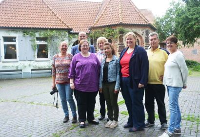 Amani Al Mistrihi (vorne in der Mitte) mit Haupt- und Ehrenamtlichen aus Kirchengemeinden und Kirchenkreis. Foto: Andrea Hesse
