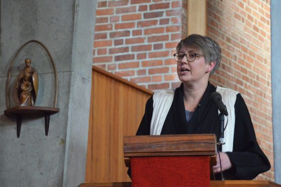 „Probieren Sie aus, was in dem Freiraum, den der Sonntag uns gibt, alles passieren kann“: Pastorin Sabine Behrens predigte in der Emmaus-Kirche. Foto: Andrea Hesse