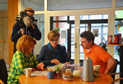 Nicole Weihe (von links), Frauke Kiel und Eike Stadler gehen noch einmal die Unterlagen zu ihrem Projekt durch, Kai Rolf filmt sie dabei. Foto: Andrea Hesse