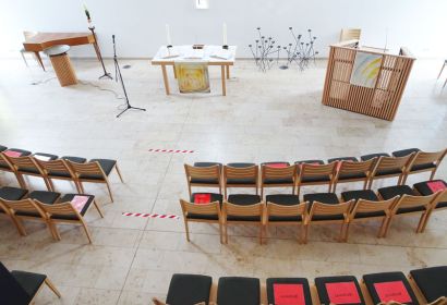 Die St.-Paulus-Kirche in Langenhagen ist für den ersten Gottesdienst nach der Corona-Pause vorbereitet. Foto: Frank Foerster