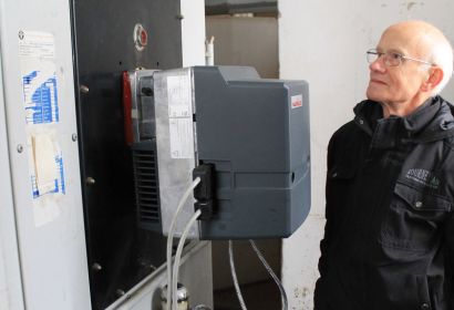Küster Werner Dybek hat sein Sorgenkind, die Heizungsanlage in der Brelinger Kirche, im Blick.