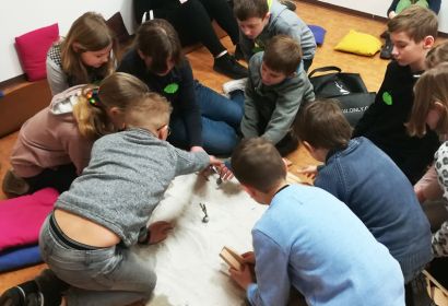 Mit Holzpuppen, Bauklötzen und Sand wurden Szenen aus dem antiken Israel gestaltet. Foto: Julia Krohmer