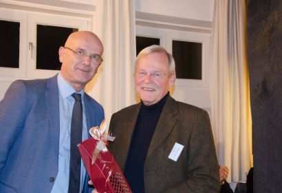 Verabschiedung nach acht Jahren als Vorsitzender des Kirchenkreistages: Friedrich Engeling (links) und Superintendent Holger Grünjes. Foto: Andrea Hesse