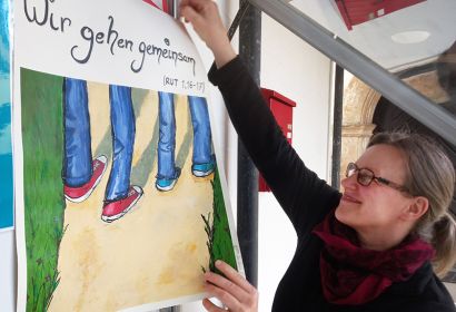 Andrea Köhler zeigt in jeder Woche der Passionszeit ein neues Bild im Schaukasten der St.-Petri-Kirche. Foto: Bodil Reller