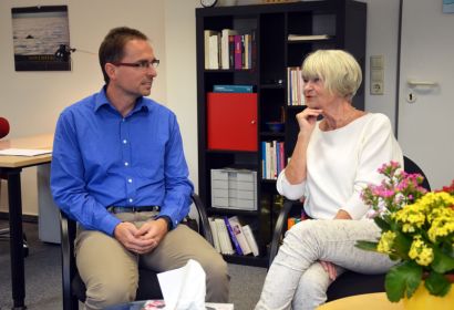 Die Gruppe in der Lebensberatungsstelle tat ihr gut: Karin Luckat im Gespräch mit Bernd Buchholz. Foto: Andrea Hesse