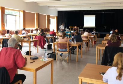 Fast wie bei einer Abi-Klausur: Im Saal der Elisabeth-Kirchengemeinde wurden die Abstandsregeln eingehalten. Foto: Rainer Müller-Jödicke