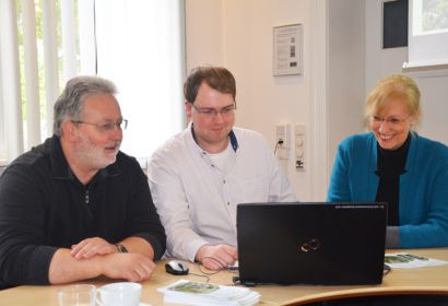 In  Zusammenarbeit mit Jörg Krauthoff (links) und Jaqueline Gebauer hat Pascal Bade die neue Website konzipiert und eingerichtet. Foto: Andrea Hesse