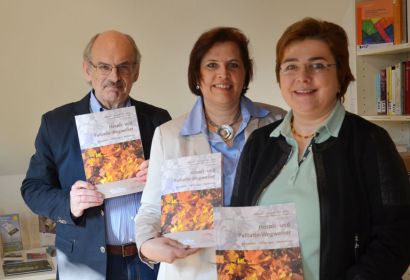 Robert Schoevaart (von links) und die Koordinatorinnen Ute Rodehorst und Ursula Nacke stellen den neuen Wegweiser vor. Foto: Andrea Hesse