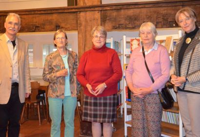 Pastor Rainer Henne (von links) verabschiedete Erika Zaepke, Petra Kellmann, Thiwe Schierwater und Margret Oberthür aus der Gemeindebibliothek. Foto: Andrea Hesse
