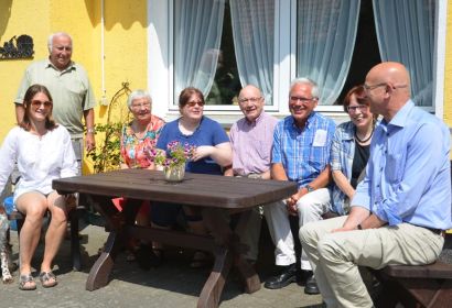 Zwischenstopp auf der Terrasse der KV-Vorsitzenden: die kleine Gruppe, die Superintendent Holger Grünjes während der Visitationstour durchs Gemeindegebiet begleitete. Foto: Andrea Hesse