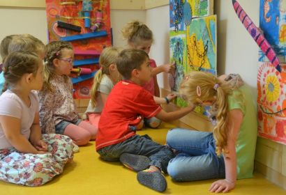 Kurt Schwitters‘ „Bild mit Drehrad“ diente als Impulsgeber für die Kinder der Kita in Resse. Foto: Andrea Hesse