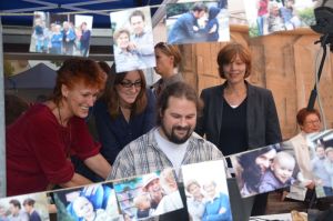 Kirchenkreissozialarbeiterin Angela Carld (hinten von links), Anne-Marei Stamme vom Diakoniverband Hannover-Land und Lilian Breuch von der Pestalozzi-Stiftung schauen Dominik Stamme beim Bearbeiten der Familienfotos zu. Foto: Andrea Hesse