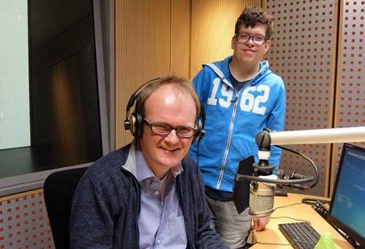 Till Bittner schaut seinem „Pata“, Pastor Rainer Müller-Jödicke, im Landesfunkhaus über die Schulter.