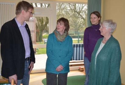 Vor-Ort-Gespräch in der Krippe der Elisabeth-Kirchengemeinde (von links): Dirk Musfeldt, Tabea Pipenbrink, Rebecca von Wick vom Vorstand des Fördervereins der Kita und Ulrike Jagau. Foto: A. Hesse