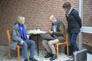 Tabea Pipenbrink (rechts) schaut Benjamin Wirries beim Errechnen des Einsparpotenzials über die Schulter; Marlies Finke, Umweltbeauftragte der Stadt Langenhagen, begleitet die Aktion. Foto: A. Hesse