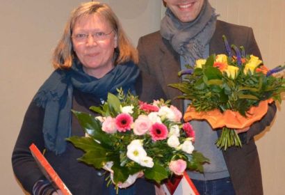 Mit Blumen und herzlichem Dank wurden Dorothee Lüdeke und Robert Kurz aus dem Kirchenkreistag verabschiedet. Foto: A. Hesse