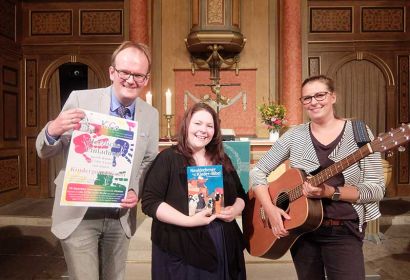 Pastor Rainer Müller-Jödicke freut sich, dass Svenja Kiesé und Anne Eschmann zum neuen Kindergottesdienst einladen.