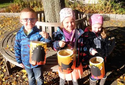 Torben, Johanna und Elina freuen sich auf den Martinsumzug in Engelbostel.