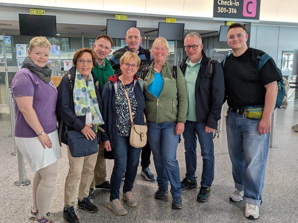 Die Delegation aus dem Kirchenkreis Burgwedel-Langenhagen kurz vor dem Abflug aus Hannover (vorne von links): Carolin Ratsch, Sigrid Neumann, Dörte Behn-Hartwig, Isabel Wagemann-Steidel, Dirk Jonas, Nikita Kostjuk; (hinten von links) Tilmann de Boer und P
