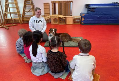 Im Bewegungsraum kommen die Kinder der Kita mit Loki in Kontakt. Foto: Andrea Hesse
