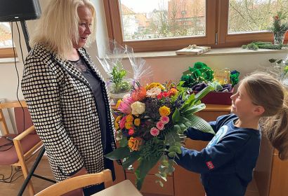 Mit einem riesigen, fröhlich-bunten Blumenstrauß bedankte sich eine Familie, deren Kinder in der Kita Krausenstraße betreut werden, bei  Caren Holstein-Lemke. Foto: Andrea Hesse