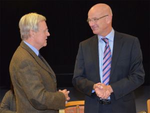 Vorsitzender des Kirchenkreistagsvorstandes Friedrich Engeling im Gespäch mit dem neuen Superintendet Holger Grünjes. Bild: A. Hesse
