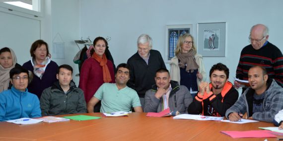 Regelmäßig kommen Frauen und Männer aus den Langenhagener Flüchtlingsunterkünften zum Deutschunterricht ins Gemeindehaus. Foto: Andrea Hesse