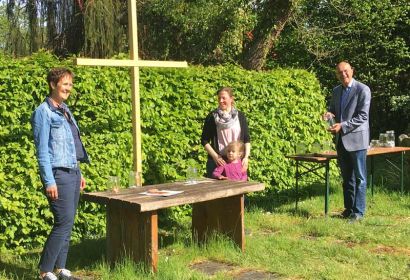 Marion Bernstorf (von links), Debora Becker mit Tochter Henrike und Superintendent Holger Grünjes haben sich zum Gespräch in der Brelinger „Freiluft-Kirche“ am alten Backhaus verabredet. Foto: Andrea Hesse