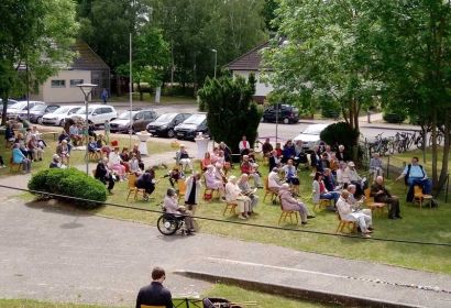 Mit grünen Bändern symbolisierte die Gottesdienstgemeinde in Resse ihre Verbundenheit. Foto: Antje Steube