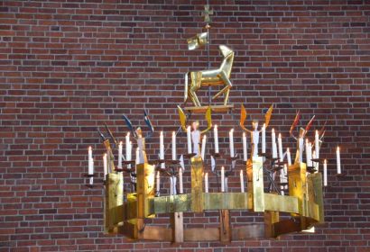 Die Kirchenkreissynode kommt in der Emmauskirche mit ihrem beeindruckenden Jerusalem-Leuchter zusammen. Foto: Andrea Hesse