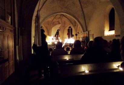 In der dunklen Kirche thematisierten die Frühgebete das Weggehen und Ankommen und die Furcht vor dem ersten Schritt ins Ungewisse. Fotos: Nora Schneider