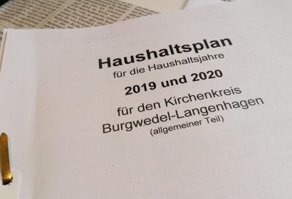 Erstmals doppisch: der Haushaltsplan 2019/2020 für den Kirchenkreis Burgwedel-Langenhagen. Foto: Andrea Hesse