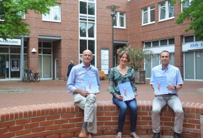 Bernd Buchholz (rechts) und Miriam Temme stellen gemeinsam mit Superintendent Holger Grünjes den Jahresbericht der Lebensberatungsstelle vor. Foto: Andrea Hesse