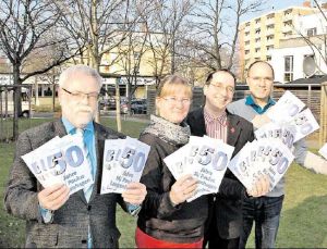 Ralf Mielke (von links), Isabel Wagemann-Steidel, Frank Foerster und Eberhard Engel-Ruhnke zeigen die Broschüren zum Jubiläum der Kirchengemeinde. Foto: Stephan Hartung