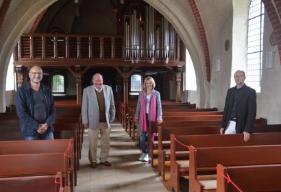 Dr. Johannes Keymling (von links), Rolf Barth, Silke Noormann und Christian Conradi freuen sich über den Erfolg der Orgelsanierung. Foto: Andrea Hesse
