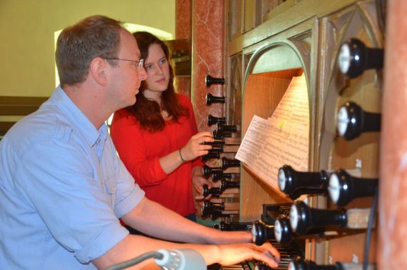 Arne Hallmann und Miriam Venz während der CD-Aufnahme an der Engelbosteler Orgel. Foto: Andrea Hesse