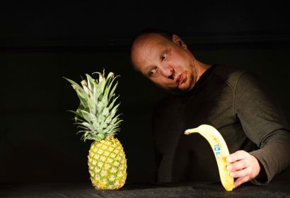 Matthias Jungermann vom Theater „Radieschenfieber“ erzählt auf ganz besondere Weise biblische Geschichten. Foto: Wolfram S. C. Heidenreich