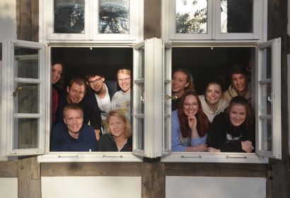 Mit Freude bei der gemeinsamen Sache: die Aktiven aus der Evangelischen Jugend Burgwedel-Langenhagen im Haus 37 in Brelingen. Foto: Andrea Hesse