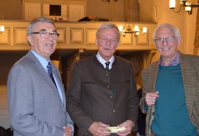 Prof. Dr. Harald Riedel (links) und Dr. Wilfried Besch (rechts) danken Friedrich Engeling für die edelMut-Spende für den Turmraum. Foto: Sabine Wichmann