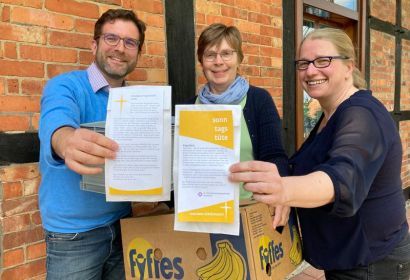 Pastor Thorsten Buck (von links), Diakonin Beate Harms und Pastorin Wibke Lonkwitz laden mit der Sonntagstüte zur Andacht am Frühstückstisch ein. Foto: Heike Rinne
